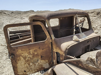 沙漠中一辆废弃旧卡车的遗骸