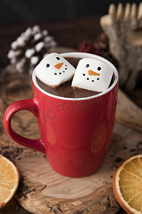 圣诞杯热巧克力和棉花糖