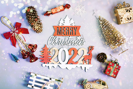 大气红色喜庆背景摄影照片_带有红色玩具和格子弓的圣诞组合物，新年的节日冬季概念