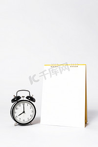 时钟日历摄影照片_用于样机模板广告和品牌背景的白纸螺旋日历和时钟。