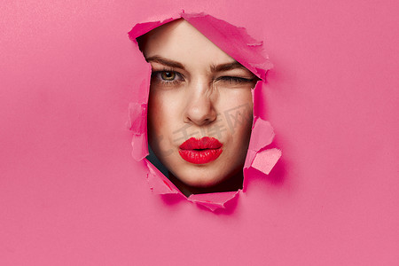 开朗的女人海报孔粉红色背景和红唇
