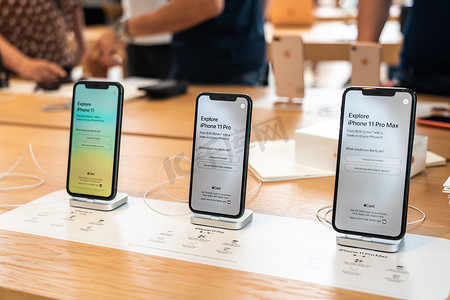 iphone11苹果手机摄影照片_美国佛罗里达州阿文图拉 — 2019 年 9 月 20 日：iPhone 11、11 Pro 和 Pro Max 在苹果新智能手机上市销售时展示