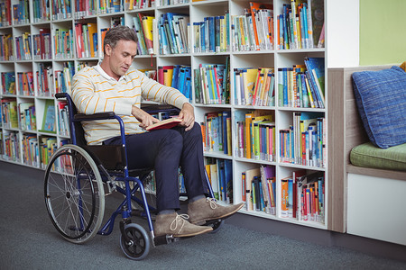 细心的残疾学校老师在图书馆看书