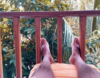 放松在一个热带海岛大阳台的人