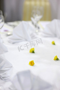 节日餐桌上的小花装饰