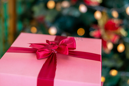 圣诞节礼物的桃红色礼物盒