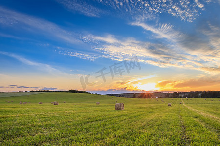 夕阳下堆积如山的田野。