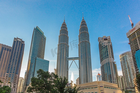 马来西亚吉隆坡双子塔前的白天景观，天空清澈深蓝