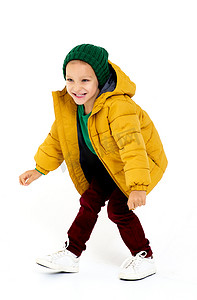 穿着冬季夹克的可爱男孩玩得开心