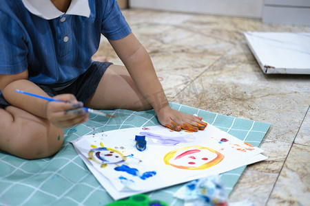 专注于在纸上动手，幼儿通过使用颜料和画笔进行学习，以培养想象力并增强棋盘上的技能。