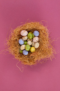 彩色巧克力摄影照片_彩色巧克力复活节彩蛋在巢中