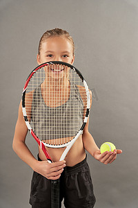 玩球的孩子们摄影照片_拿着网球拍和球的可爱的女孩