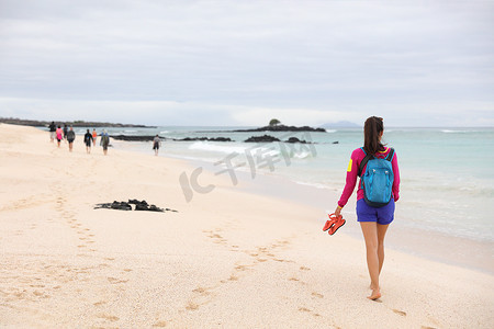 小岛海滩摄影照片_加拉帕戈斯群岛 — 乘坐游轮游览 Playa las Bachas 海滩的女性