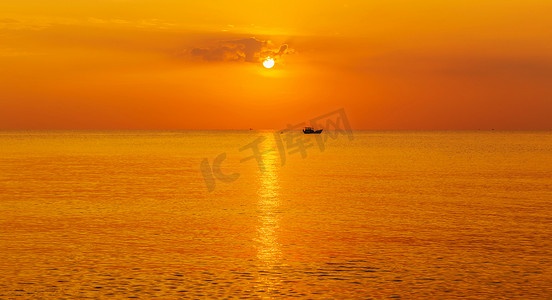 海面天空摄影照片_与大黄色太阳的日落在海面下