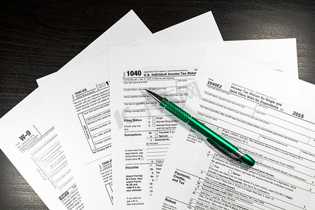 美国税表 1040，带笔和计算器。