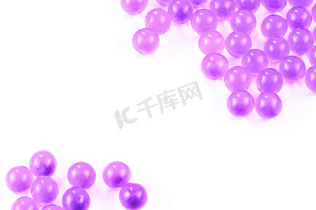 白色背景上具有选择性聚焦的质子紫色球形胶囊