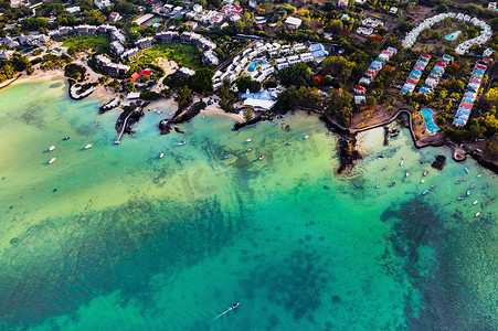 毛里求斯岛东北海岸毛里求斯的珊瑚礁和带海滩的酒店大楼的航拍图。