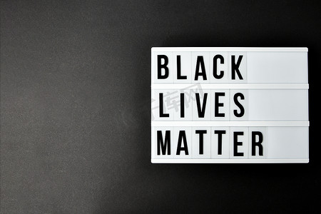 我们不也了摄影照片_黑色背景上的“黑人生命也是命”文本。