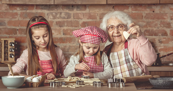 小女孩和奶奶一起做饼干