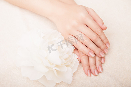 两手摄影照片_美丽的手与完美的指甲修指甲