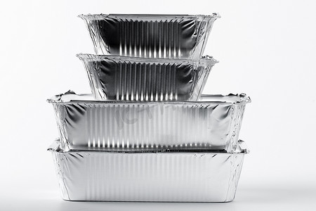 白色背景中铝箔食品盒中的外卖餐