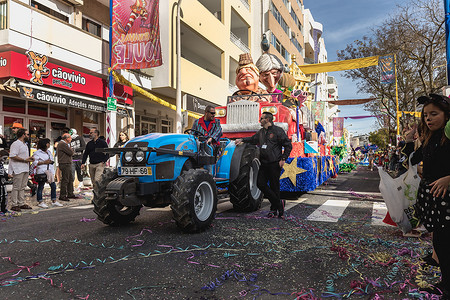 英国脱欧花车在 P 楼尔市狂欢节街头游行