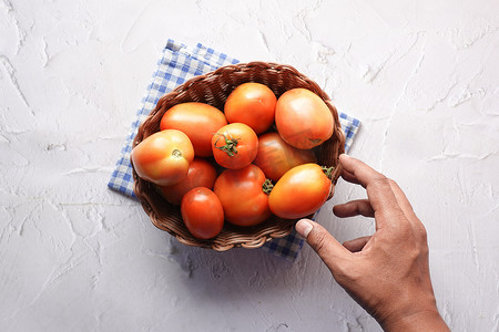 从碗里摘西红柿的人的手