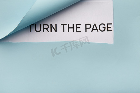 文本 在蓝色折角后的白纸上翻页