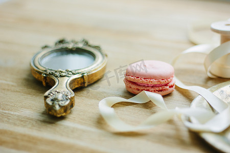 s龙摄影照片_手镜和蛋白杏仁饼干作为婚礼装饰