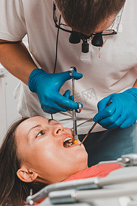 局部麻醉，牙医腕管注射器注射患者的牙龈麻醉剂，牙套注射器。