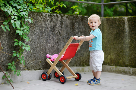 可爱的小男孩和他的玩具马车