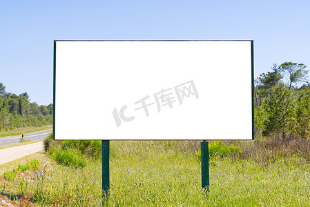 夏日海报摄影照片_夏日样机田野中的户外广告牌横幅。