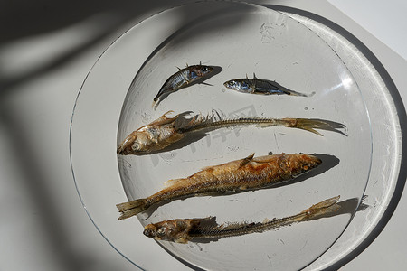 整条炸鱼和鱼骨放在盘子里。
