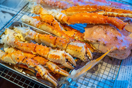 北海道函馆海鲜市场的红帝王蟹（Taraba 蟹）或阿拉斯加帝王蟹