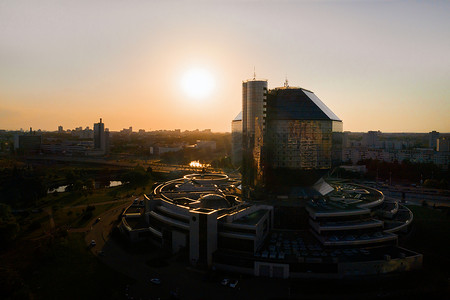在白俄罗斯共和国首都明斯克，日落时分，国家图书馆和一个带公园的新社区的顶视图，一座公共建筑