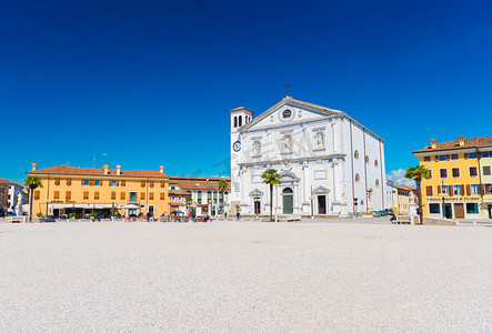 年娃摄影照片_帕尔马诺瓦 — 2016年4月，意大利：意大利北部帕尔马诺瓦堡垒镇的中心广场