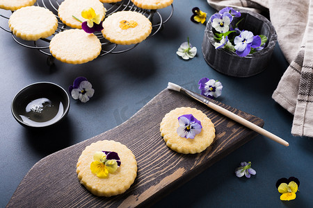 自制脆饼饼干与可食用的花朵
