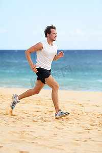 运动健身跑步者在海滩上慢跑
