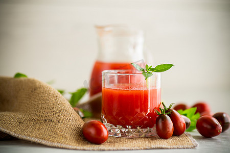 自制鲜榨番茄汁，果肉盛在玻璃醒酒器中
