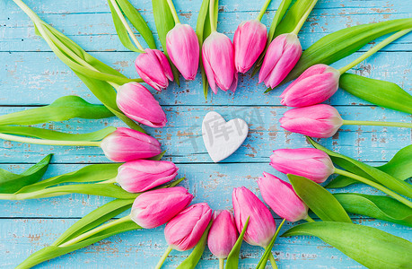 春天郁金香花摄影照片_带心形和粉红色郁金香花的情人节贺卡