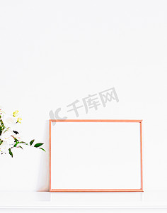 白色家具上的玫瑰金框、豪华家居装饰和模型设计、海报印刷和可印刷艺术、网上商店展示