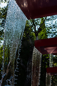 生活方摄影照片_第比利斯市中心红色公园的红色喷泉