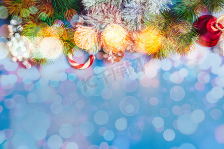 杉树摄影照片_与杉树和装饰的圣诞节背景。
