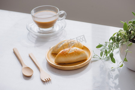 早晨早餐，桌上有咖啡和面包