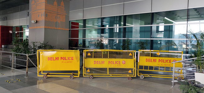 德里警察在 IGI 机场国际航班入境处设置路障