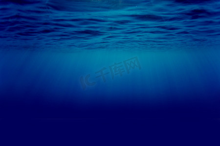 真理的光芒摄影照片_有太阳光芒的水下的海