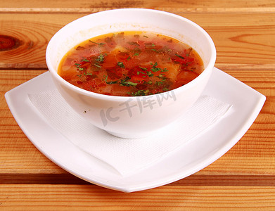 一碗鲜红奶油番茄酸奶汤
