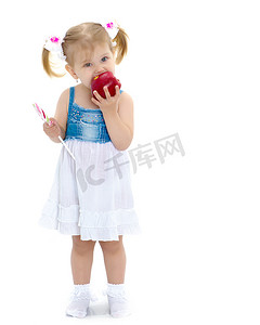 拿着苹果的小女孩