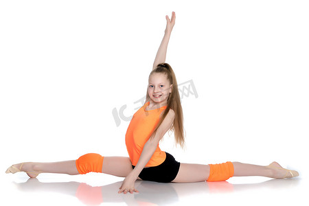 做体操的女孩摄影照片_做麻线的女孩体操运动员。