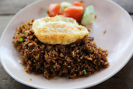 鸡肉和蔬菜炒饭